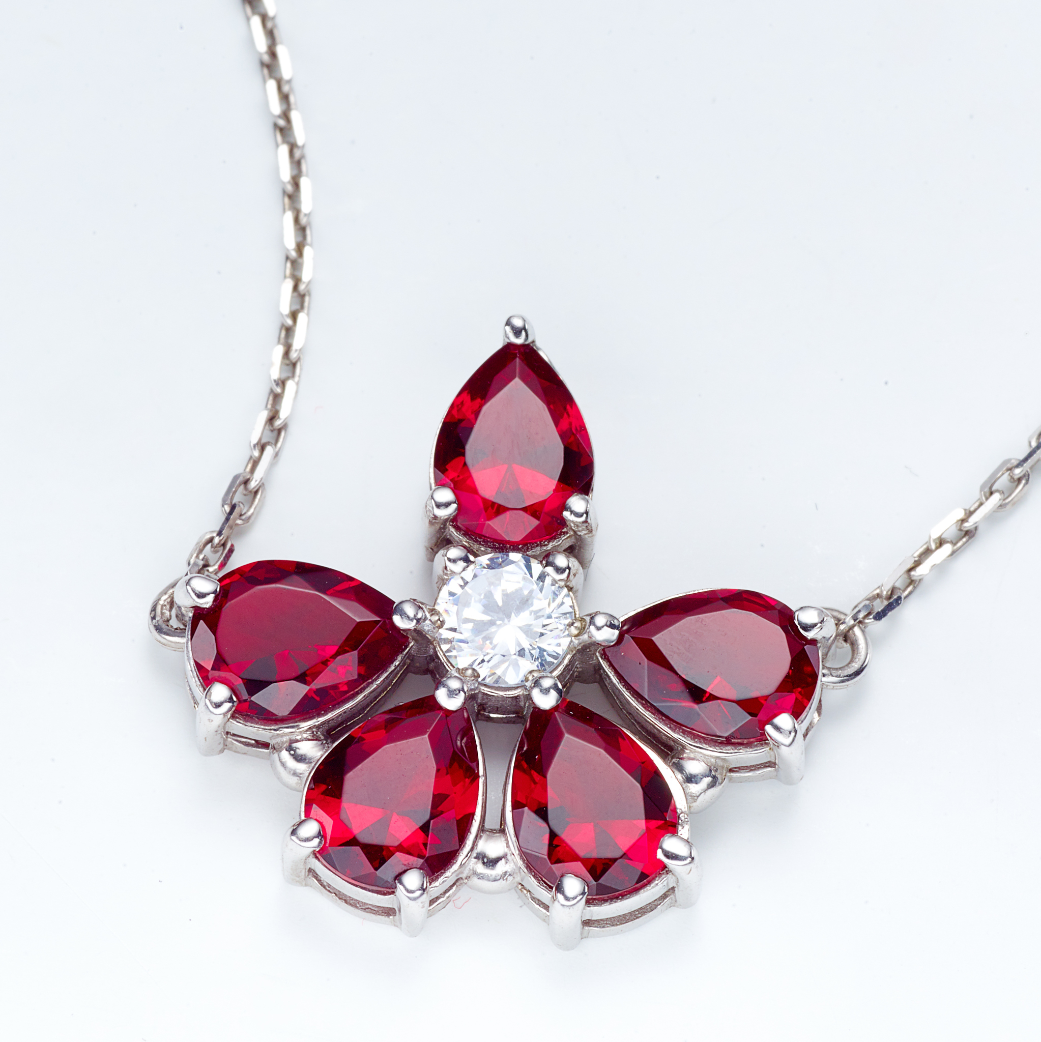 Серебряное колье с красными камнями