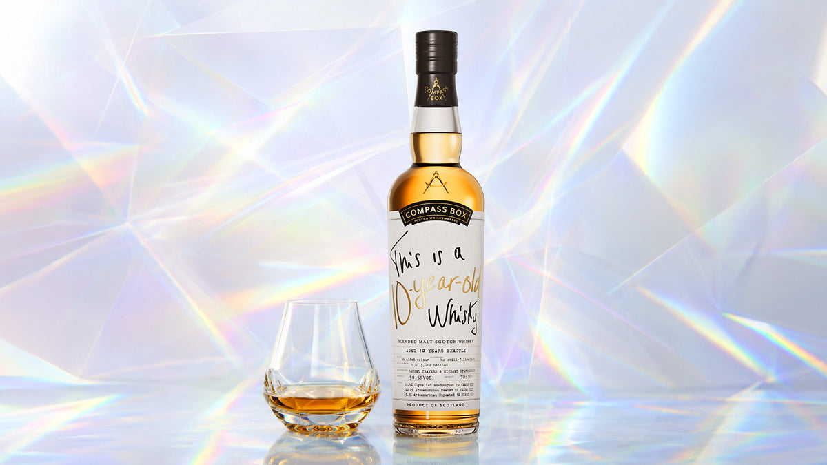 Бутылка Compass Box This is a 10-Year-Old Whisky и бокал на светлом фоне