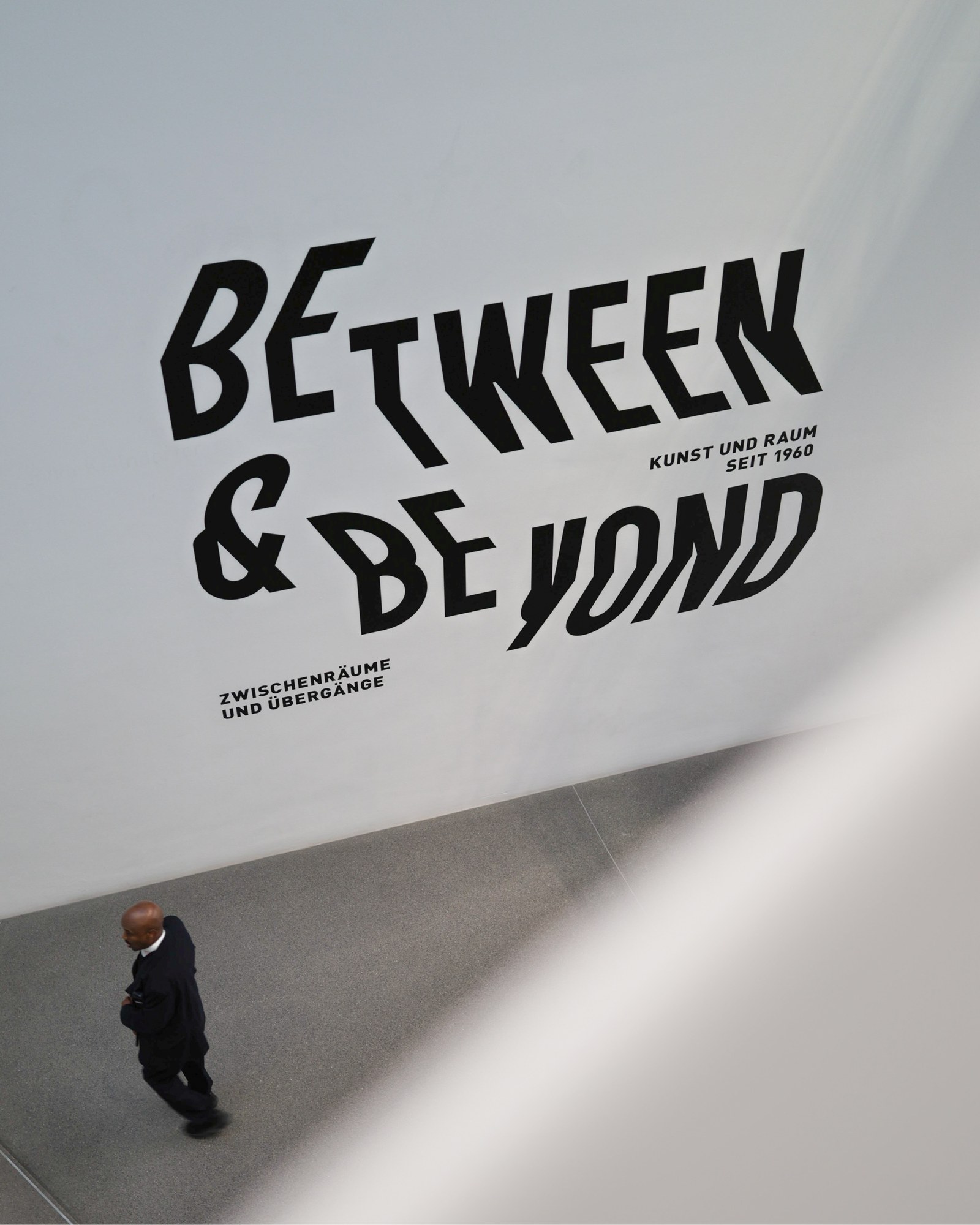 Источник: page-online.de / https://page-online.de/kreation/between-beyond-wie-eine-identity-raum-wird/