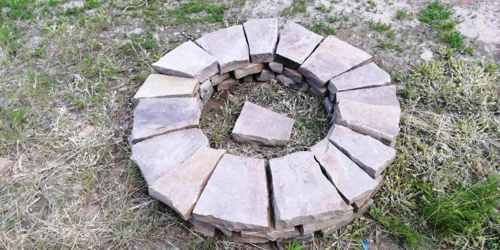 Кострище из серого песчаника Ростовского 