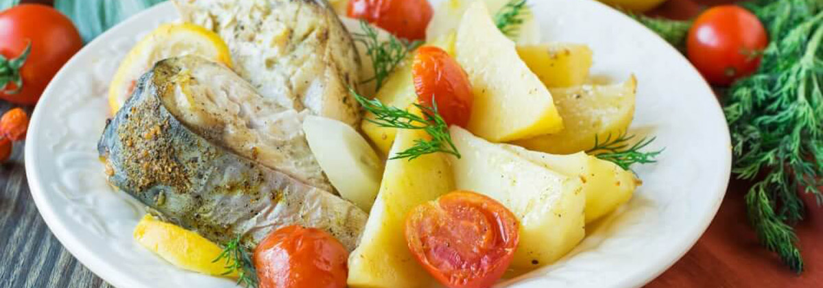 Запеченная скумбрия с овощами и лимоном Запеченная скумбрия с овощами и лимоном