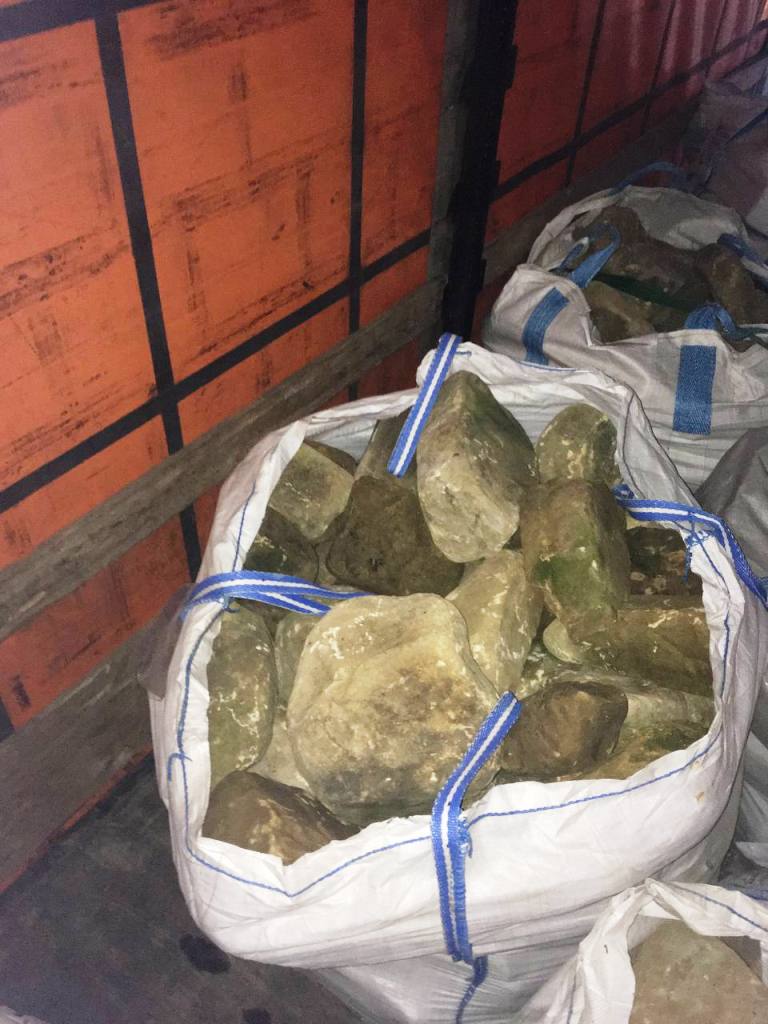 9 (2) Бутовый камень окатанный Блок Жёлтый
