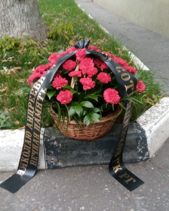 ритуальная корзина из 50 красных гвоздик