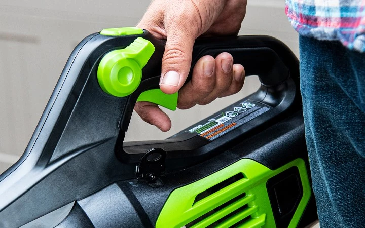 Для запуска воздуходува необходимо только нажать на курок включения.