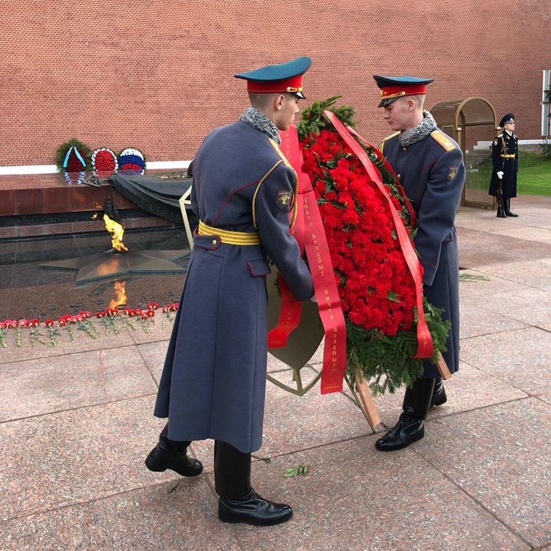 Возложение живого венка к могиле неизвестного солдата