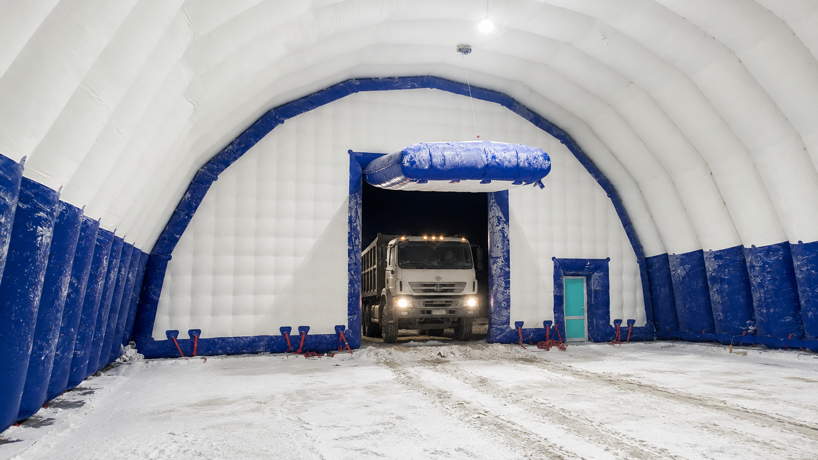 Ангар изнутри: дверь для персонала, ремонтный комплект под потолком и открытые ворота с техникой снаружи