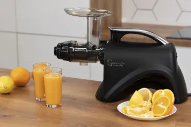 Сок из лимонов в совыжималке Sana Juicer EUJ-606