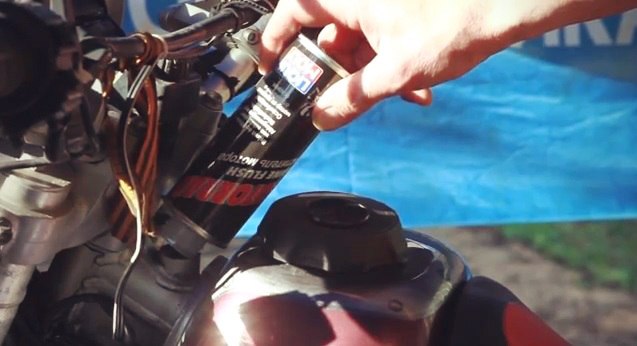 добавляем промывку в двигатель Промывка от Liqui Moly