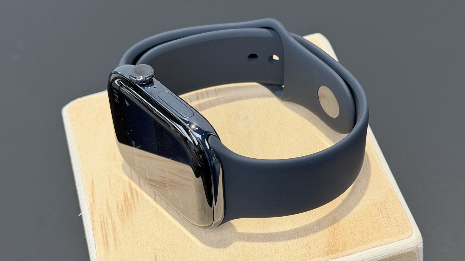 Apple Watch Series 12 Ceramic — крупный план Apple Watch Series 12 Ceramic — крупный план