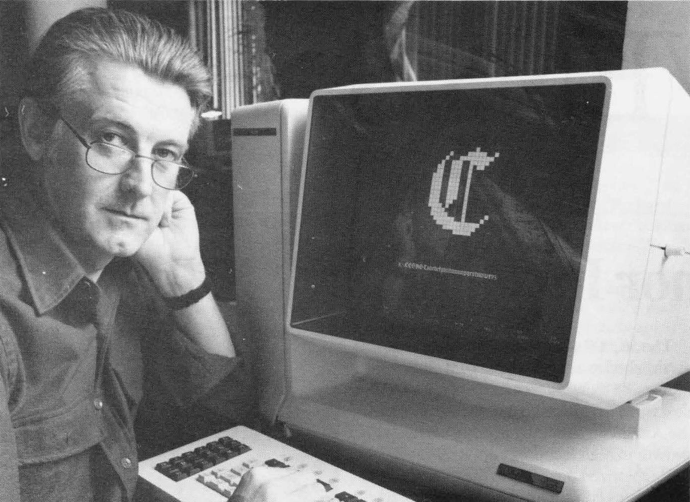 Источник: Matthew Carter, RIT NandE Vol18Num3 1986 Oct9 Complete.jpg / Rochester Institute of Technology / https://commons.wikimedia.org/wiki/File:Matthew_Carter,_RIT_NandE_Vol18Num3_1986_Oct9_Complete.jpg · Public domain