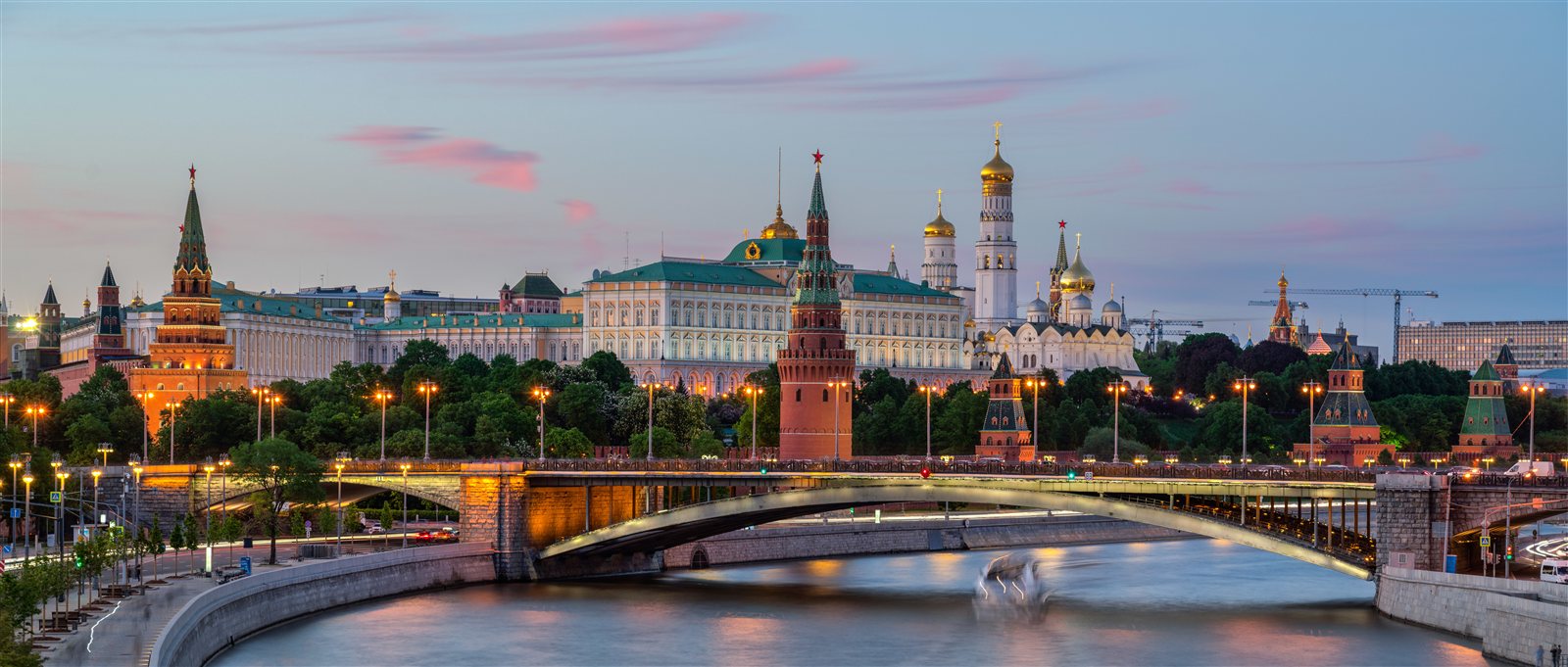 Вечерний вид на Московский Кремль и Москву-реку