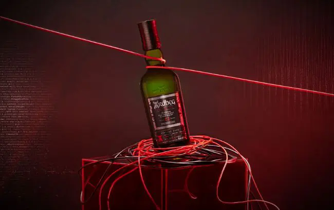 Иллюстрация к новости: Ardbeg выпустил 25-летний виски, завершивший серию Vintage_Y2K