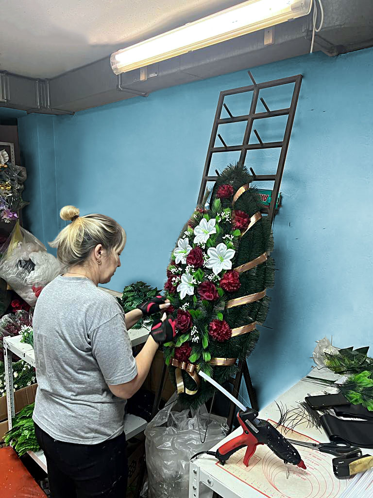 процесс изготовления траурного венка
