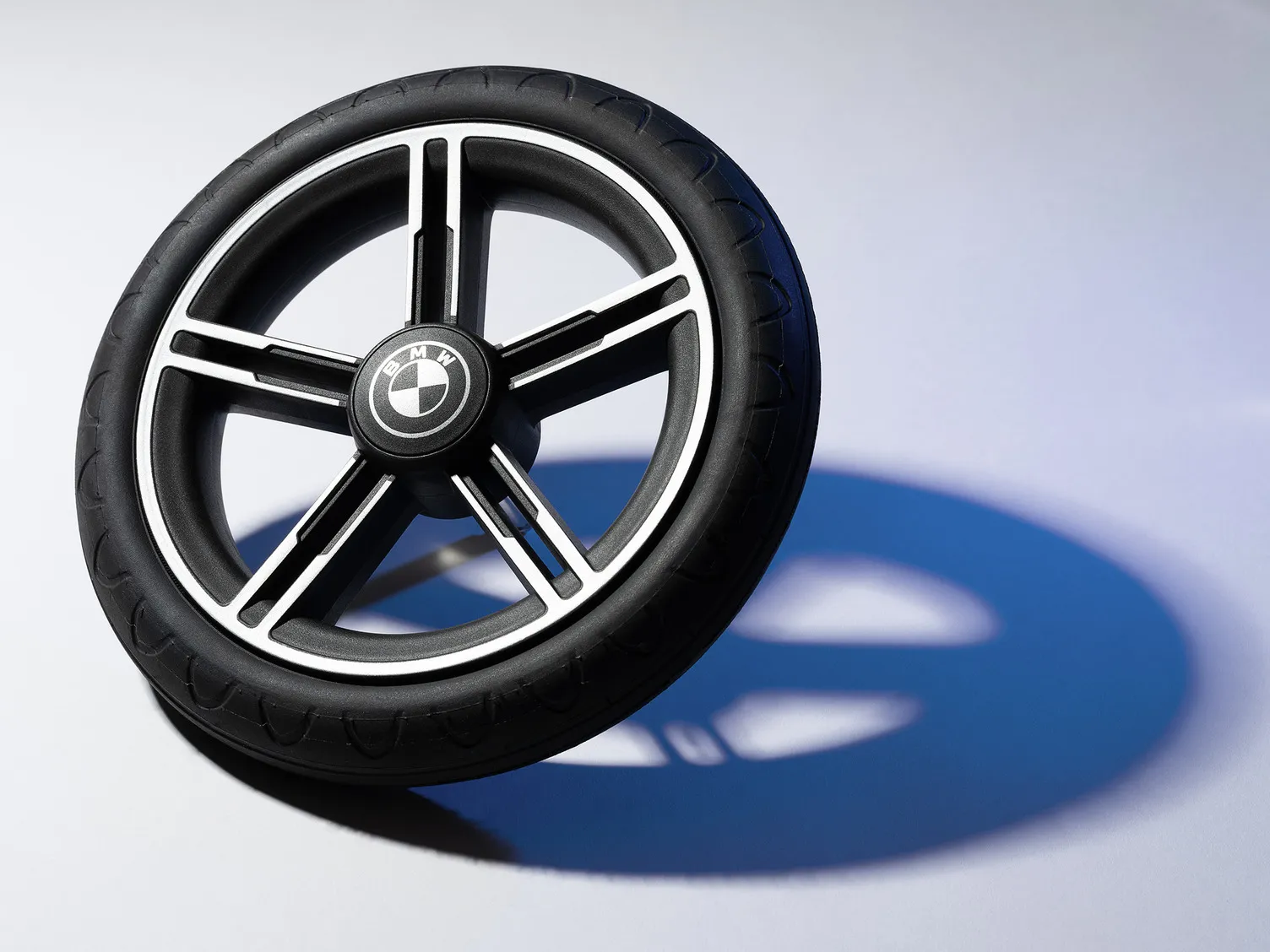 Nuna_TRIVnext_BMW_Graphene_Wheel_GL_2400.webp