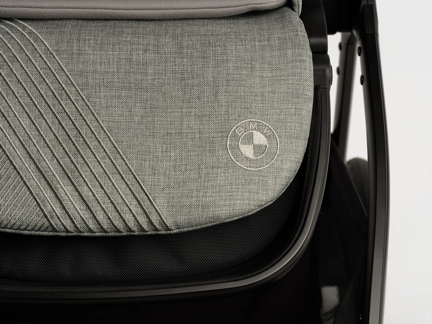 Nuna_TRIVnext_BMW_Graphene_Logos_GL_2400.webp