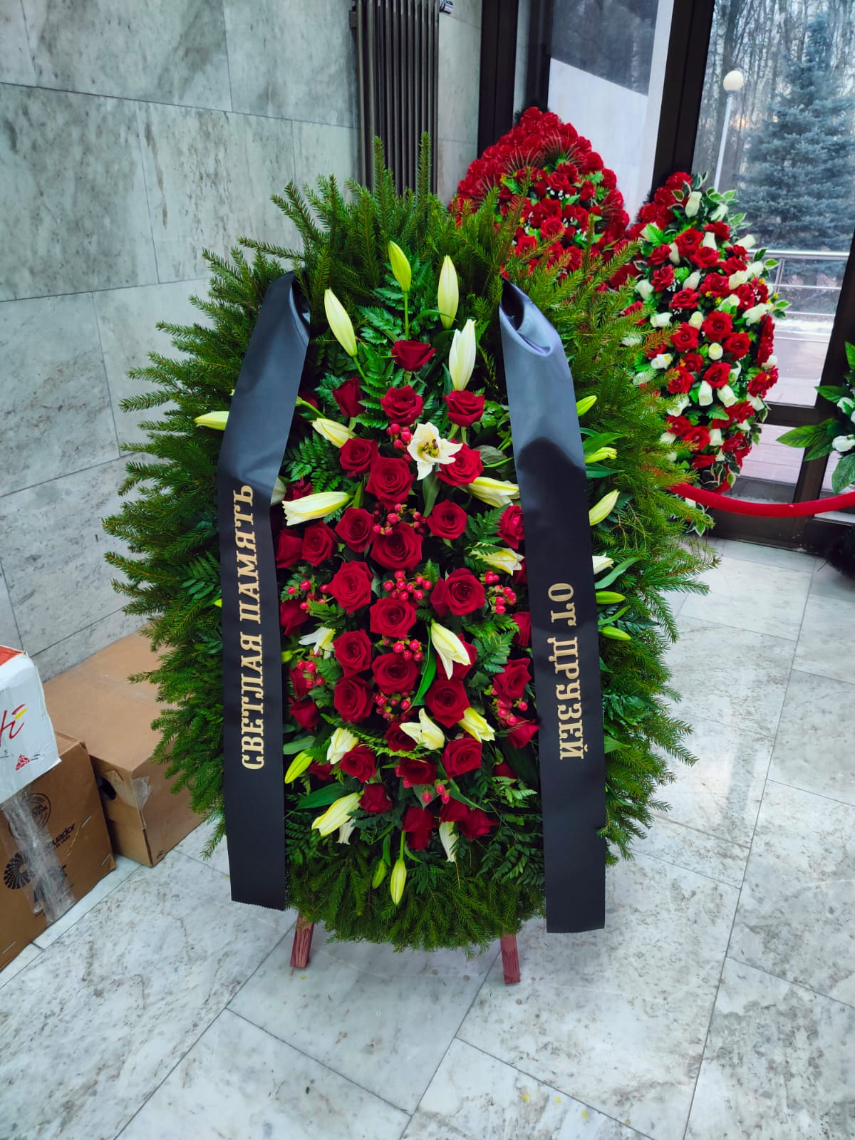 Венок из живых цветов ВЖ-12 120 см