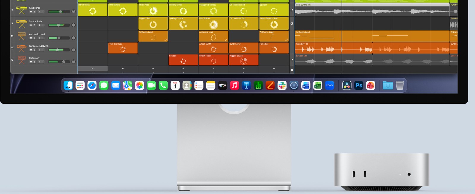 Mac mini 2026 с монитором Apple и музыкальным проектом в Logic Pro на экране Mac mini 2026 с монитором Apple и музыкальным проектом в Logic Pro на экране