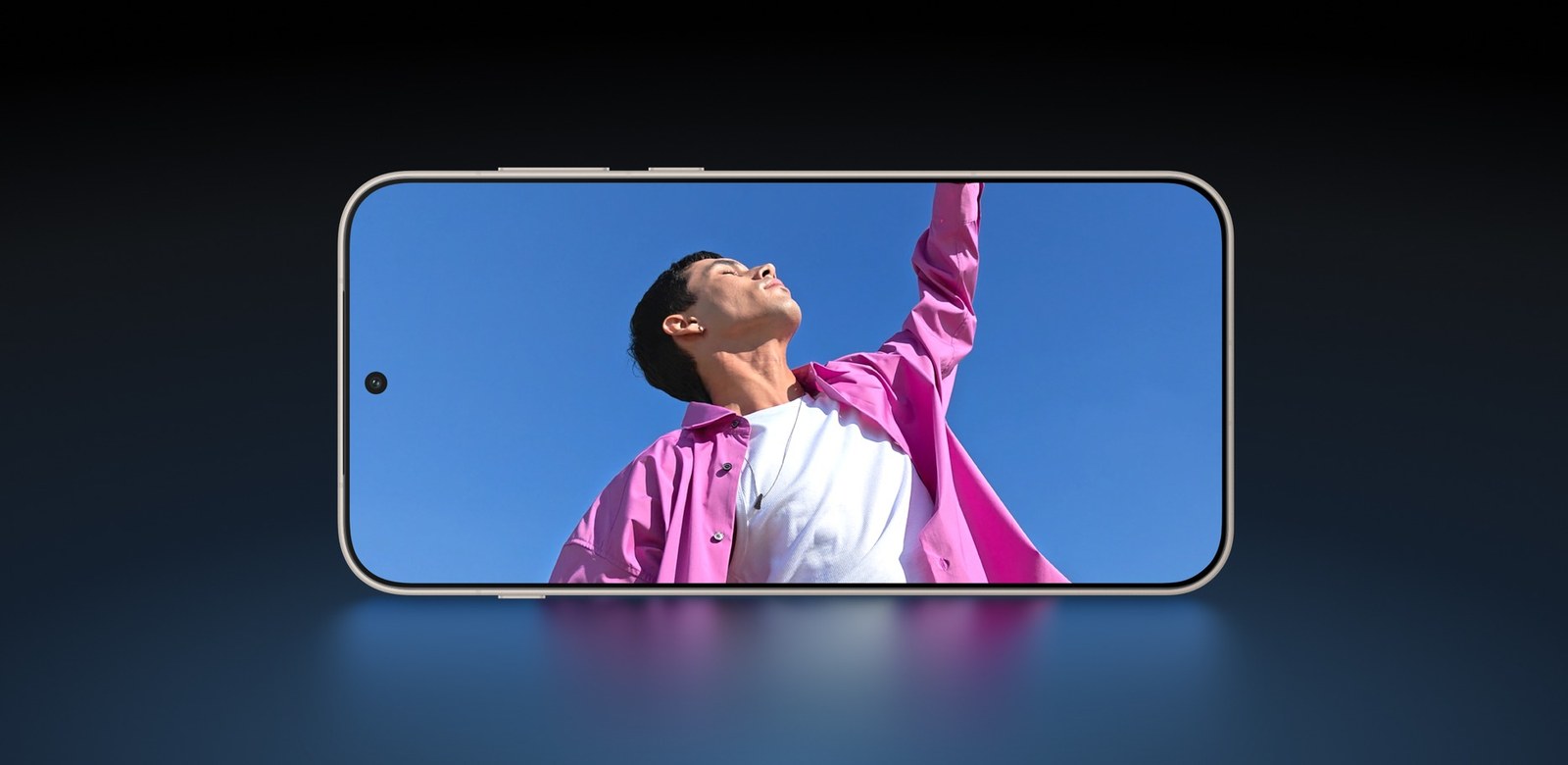 OnePlus 15 в горизонтальной ориентации с фото на экране OnePlus 15 в горизонтальной ориентации с фото на экране