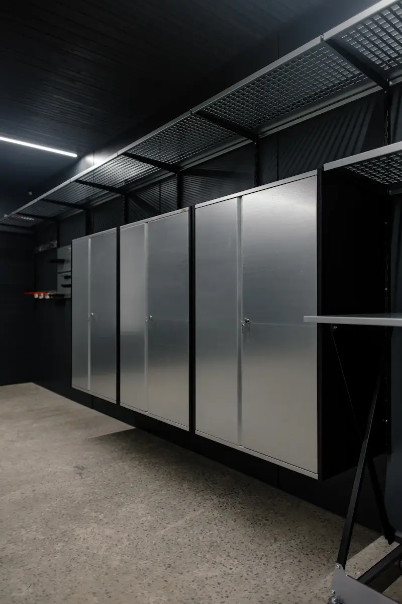 Навесные закрытые шкафы для инструмента и экипировки GarageStorage