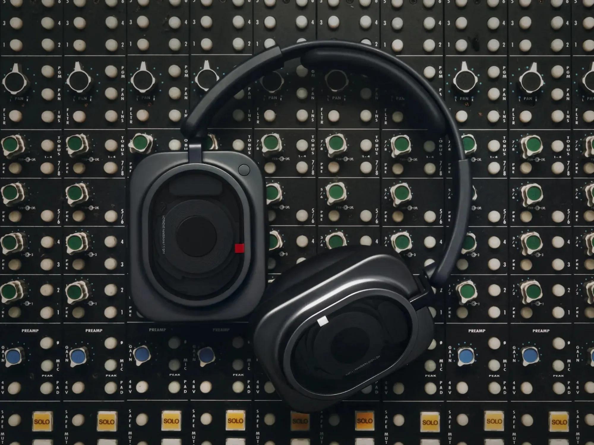 Nothing Headphone (1) Pro — студийный кадр анонса Nothing Headphone (1) Pro — студийный кадр анонса