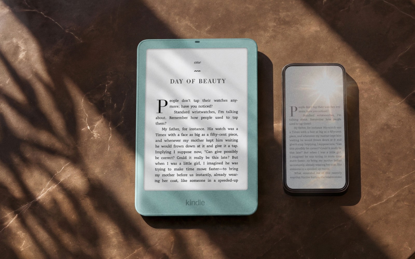 Электронная книга Amazon Kindle 2026 Seaglass Green рядом со смартфоном