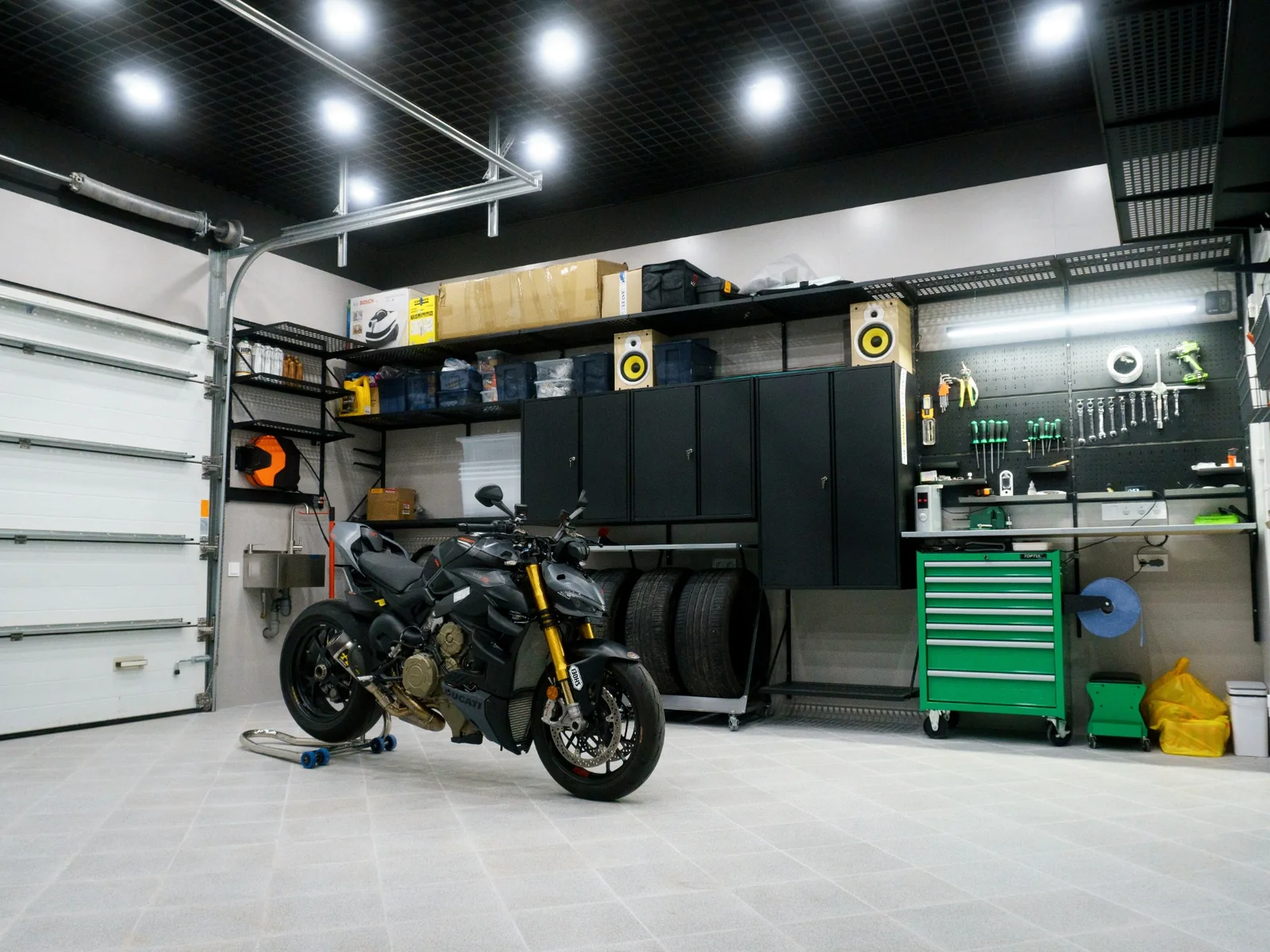 Модульная система хранения GarageStorage в гараже с мотоциклом