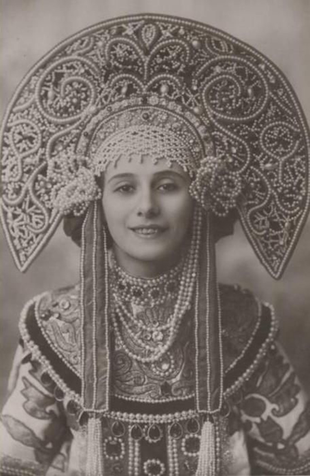 Балерина Анна Павлова и её сценический костюм. Балерина Анна Павлова и её сценический костюм.