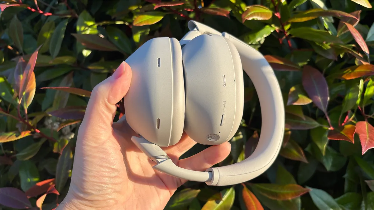 Сравнение Sony WH-1000XM6 и WH-1000XM5