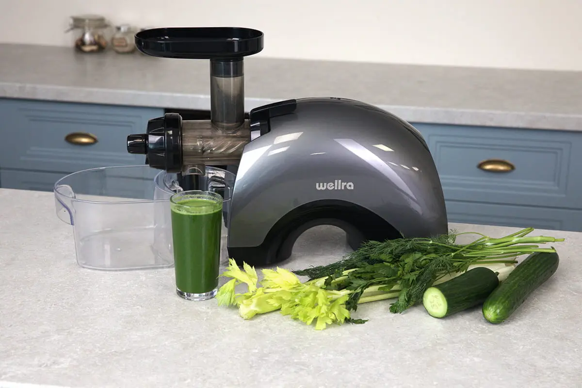 зелёный сок в соковыжималке холодного отжима травяной сок в соковыжималке