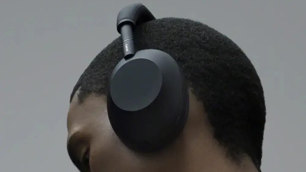 Полноразмерные наушники Sony WH-1000XM6 на голове — официальное фото Sony Полноразмерные наушники Sony WH-1000XM6 на голове — официальное фото Sony