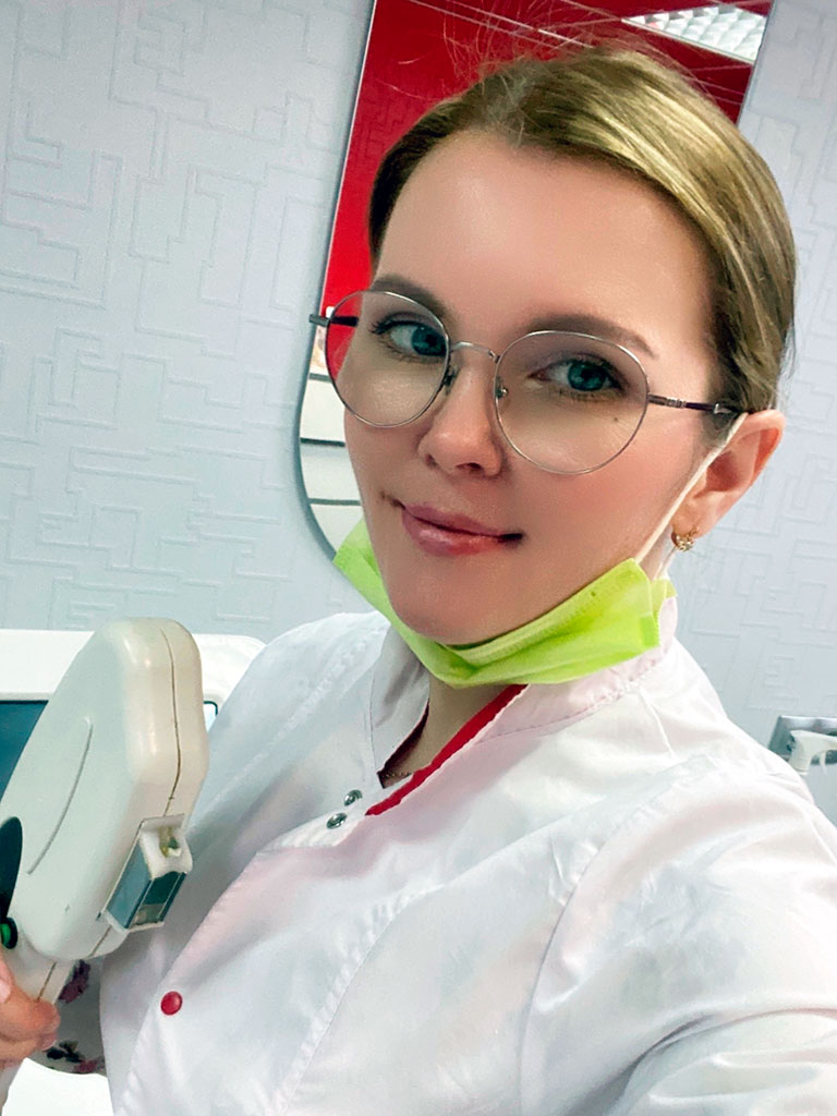 Косметолог И. Степная с косметическим оборудованием
