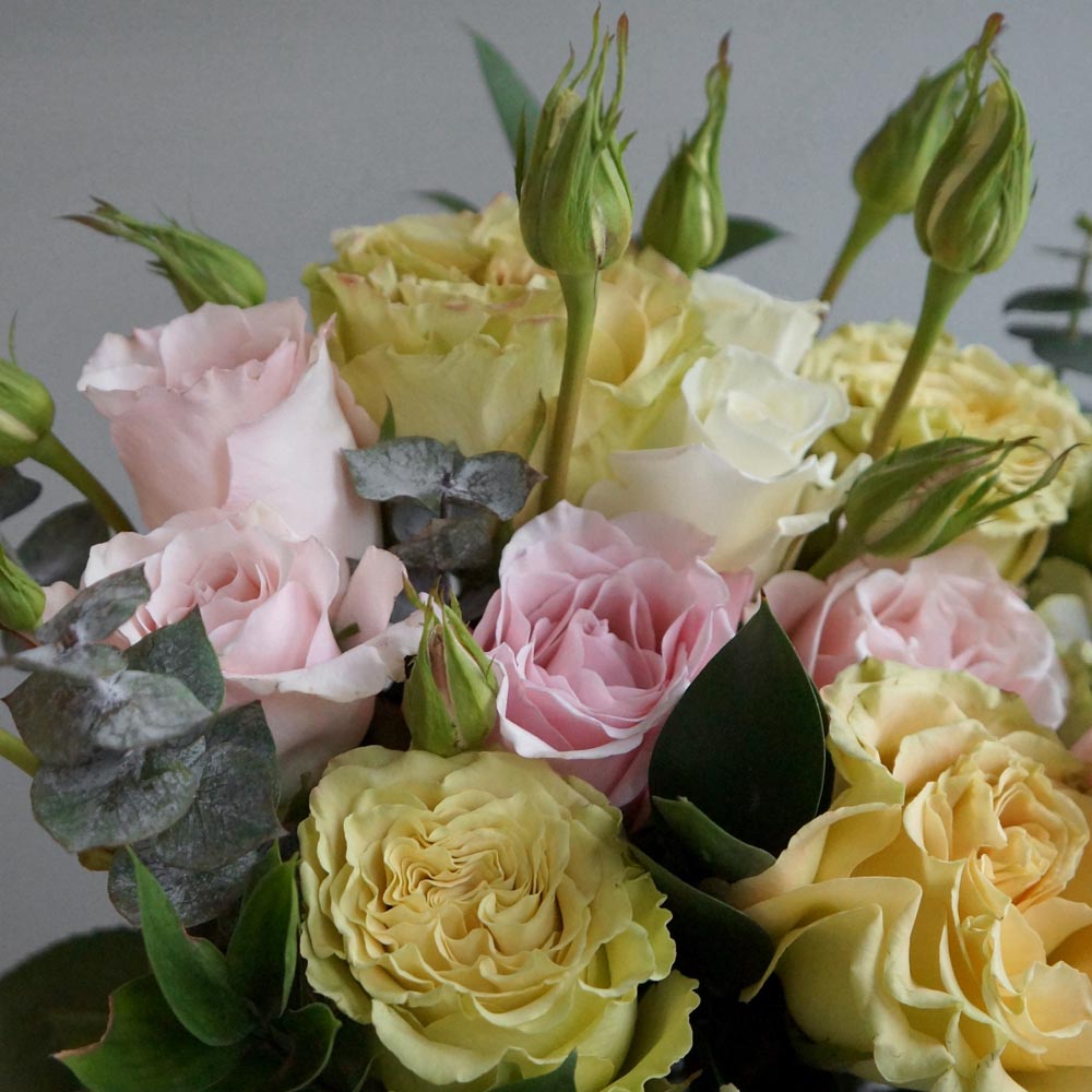 SecondFlor &mdash; Lime Cream букет с зелеными лаймовыми розами, розовыми и желтыми розами.jpg