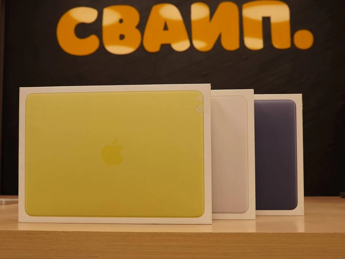 Коробки MacBook Neo трёх цветов в магазине Свайп в Перми