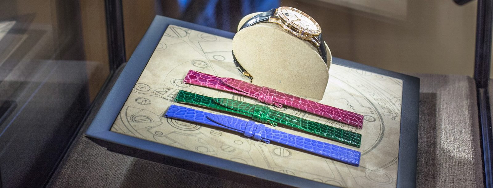 Розовый, зелёный и синий ремешки из аллигатора в витрине бутика Jaeger-LeCoultre