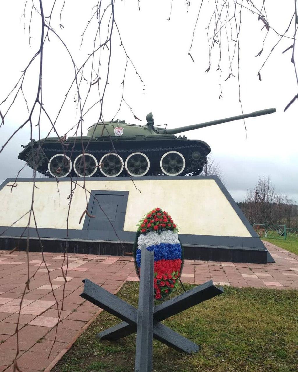 Возложение венка "Патриот" к мемориалу