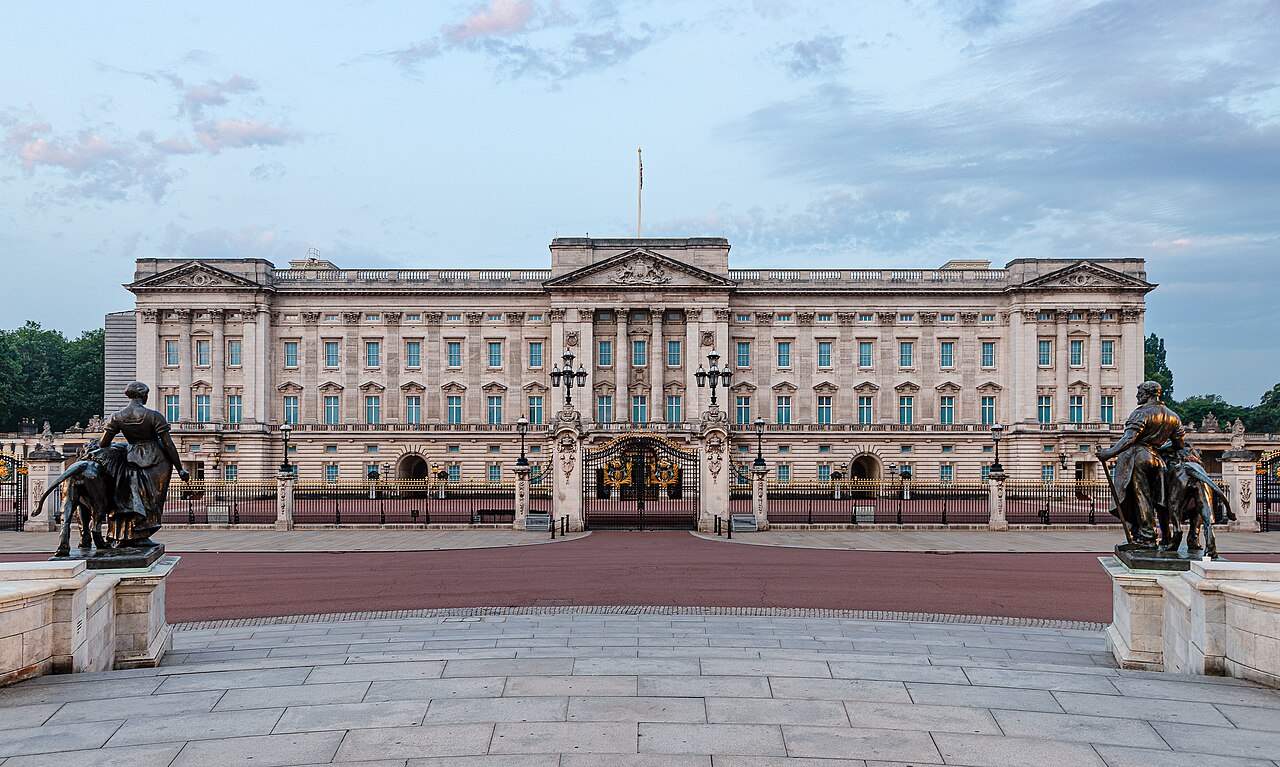 Buckingham_Palace_London_Morning_2020_01_(cropped).jpg