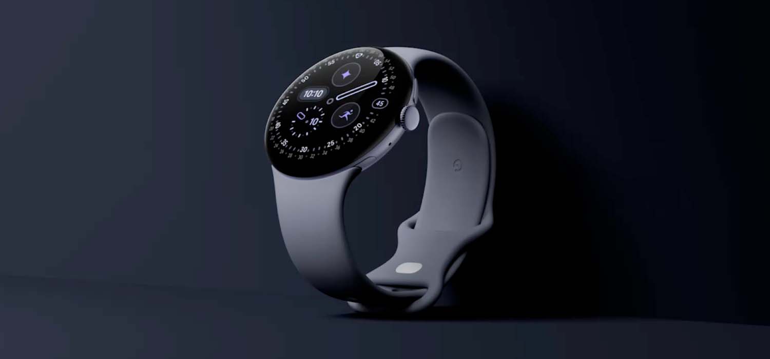 смарт-часы Google Pixel Watch 4 на светлом фоне