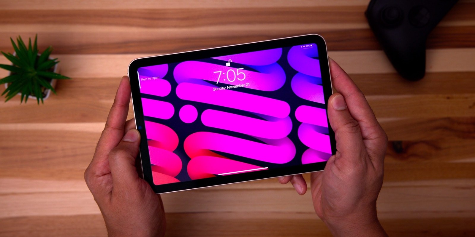 Нынешний iPad mini в руках Нынешний iPad mini в руках