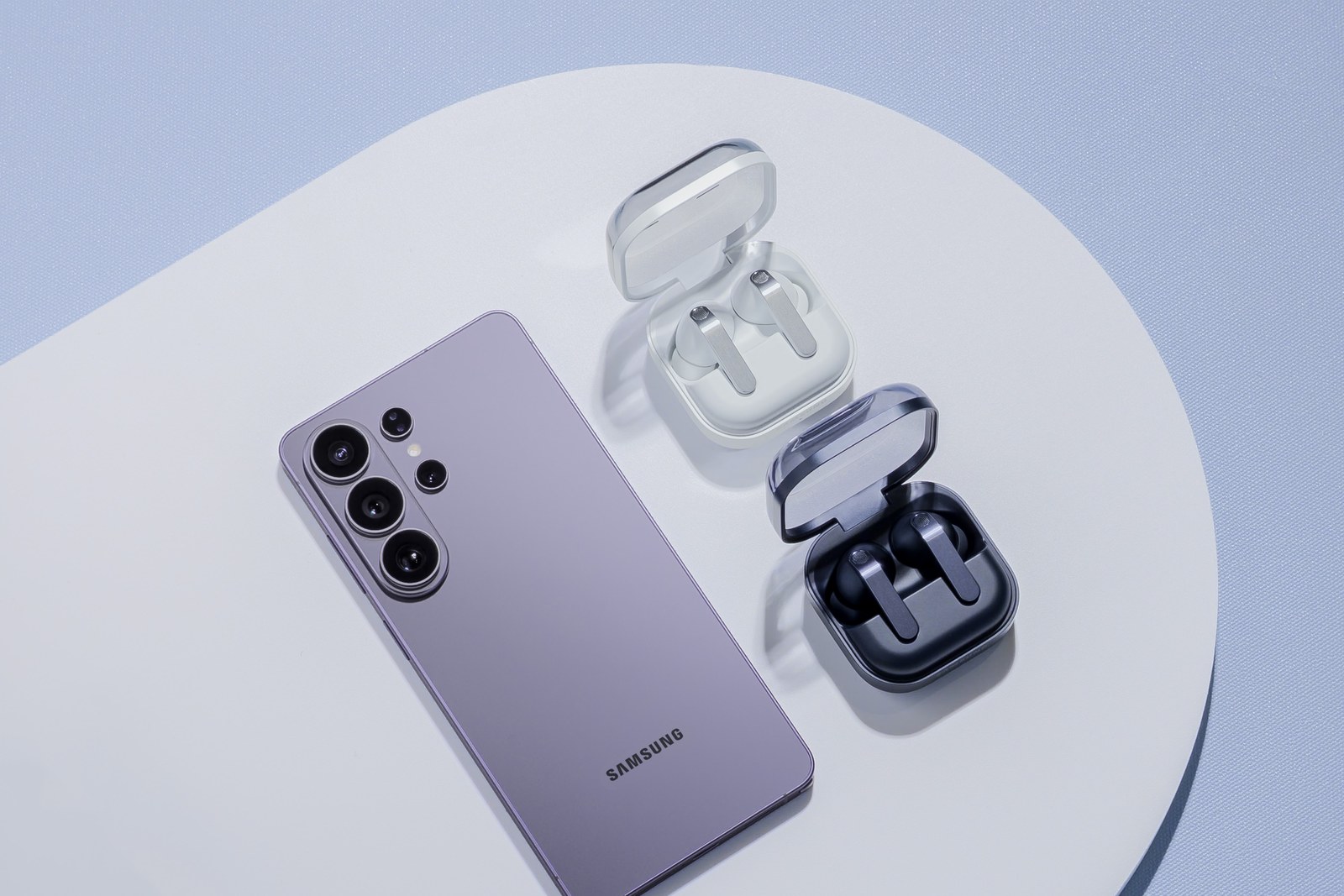 Galaxy S26 Ultra и наушники Galaxy Buds в открытых кейсах — официальное фото Samsung Galaxy S26 Ultra и наушники Galaxy Buds в открытых кейсах — официальное фото Samsung