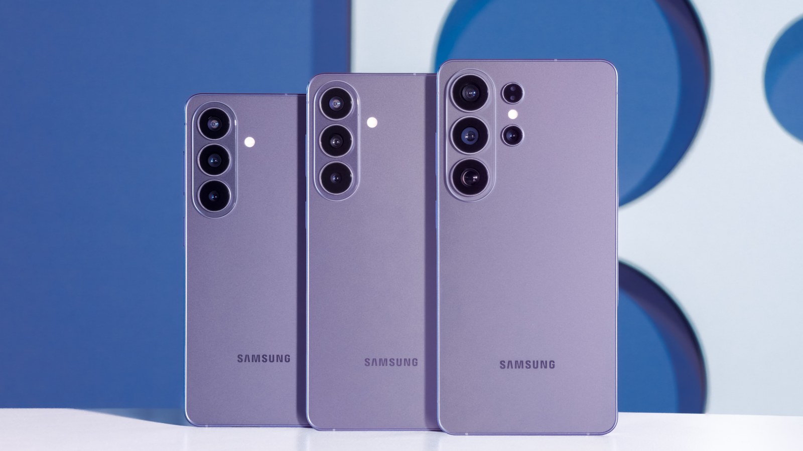 Galaxy S26, S26+ и S26 Ultra в цвете Cobalt Violet — официальное фото Samsung Galaxy S26, S26+ и S26 Ultra в цвете Cobalt Violet — официальное фото Samsung