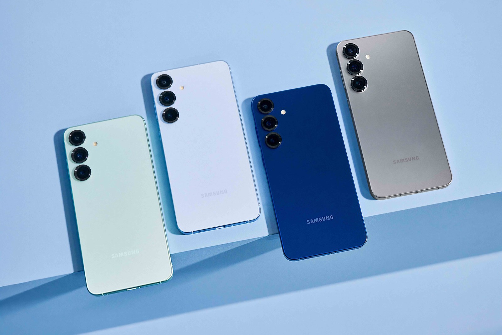 Смартфоны Galaxy S25 в четырёх цветах — официальное фото Samsung Смартфоны Galaxy S25 в четырёх цветах — официальное фото Samsung