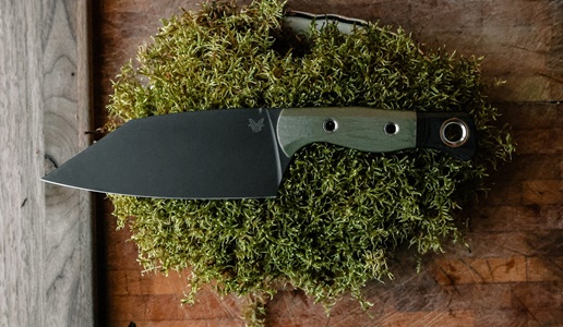 Нож Benchmade на столе Нож Benchmade на столе