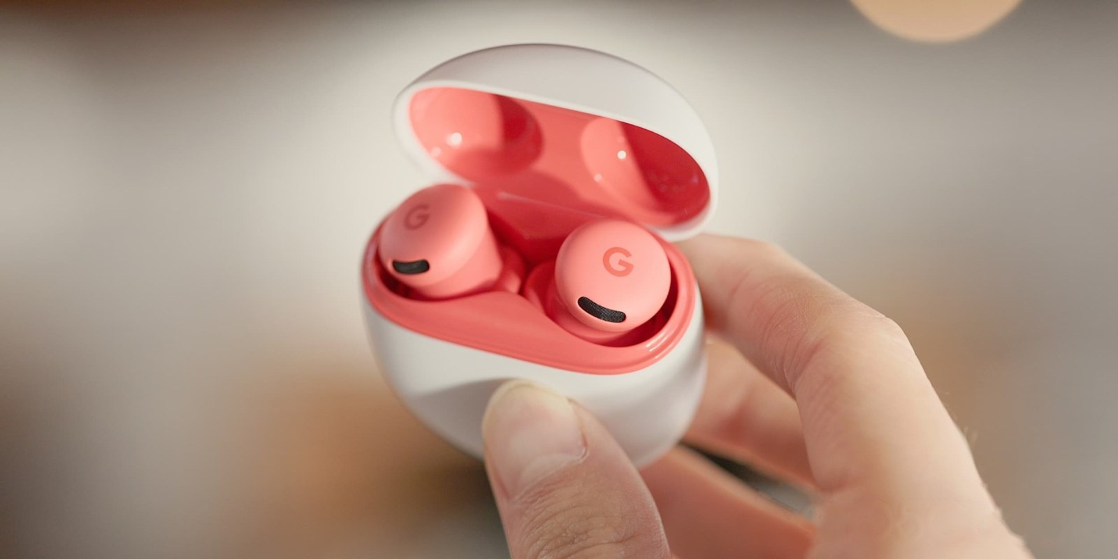 Google Pixel Buds 2a в цвете Berry в открытом кейсе Google Pixel Buds 2a в цвете Berry в открытом кейсе