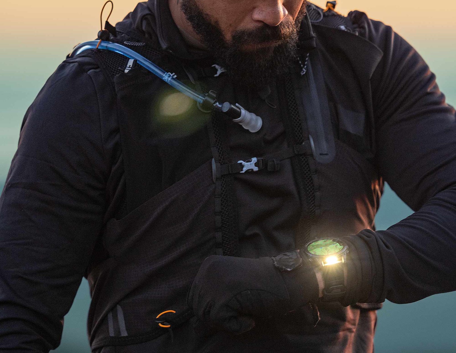 Garmin Fenix 8 с фонариком на запястье во время ночного похода — официальное фото Garmin Garmin Fenix 8 с фонариком на запястье во время ночного похода — официальное фото Garmin