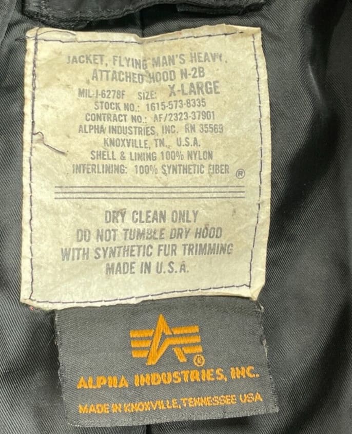 Ярлык куртки N-2B Alpha Industries Ярлык куртки N-2B Alpha Industries с логотипом летящей A и надписью Made in Knoxville, Tennessee USA
