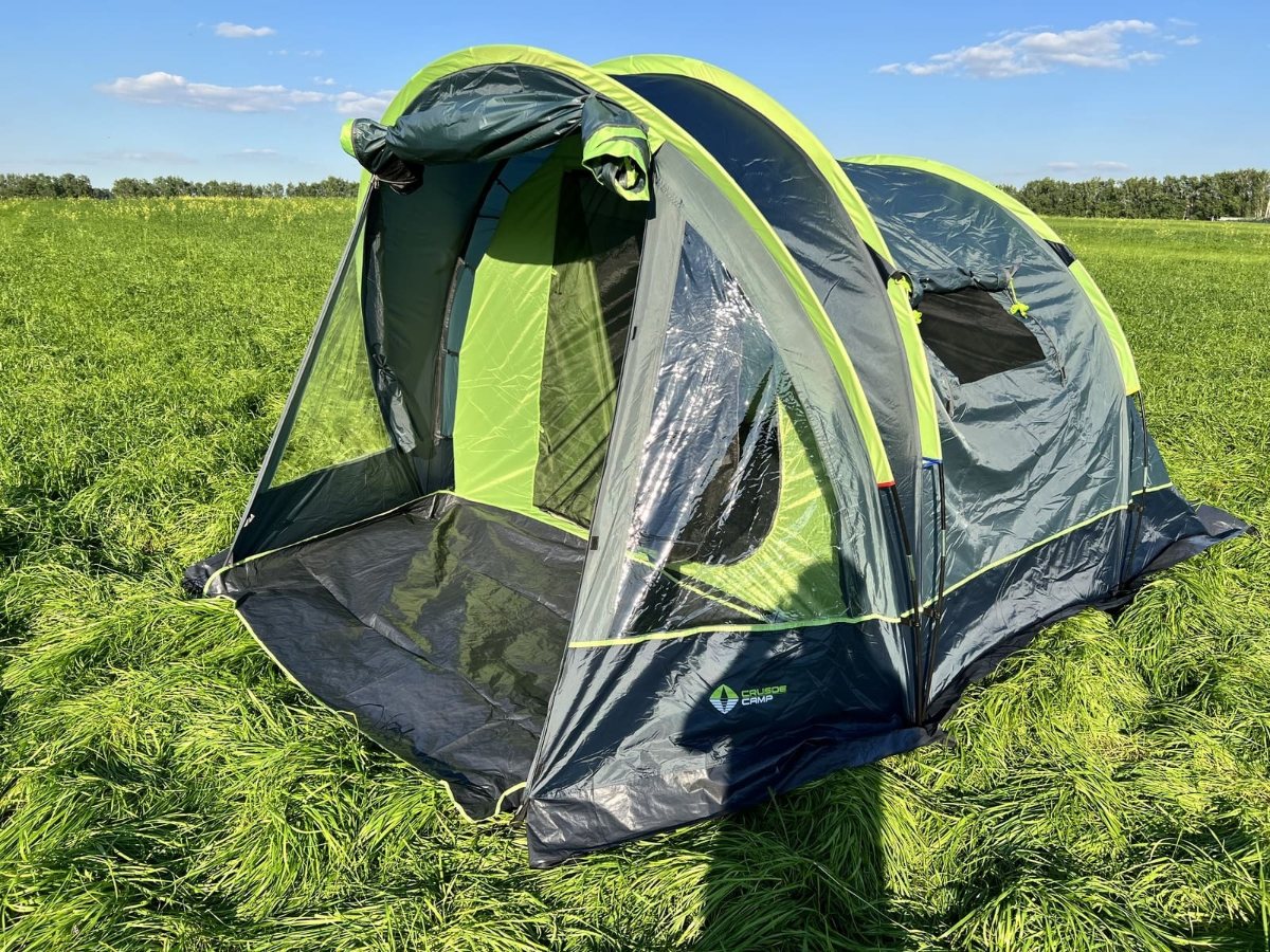 Кемпинговая палатка Lambada Crusoe Camp на поляне с открытым входом