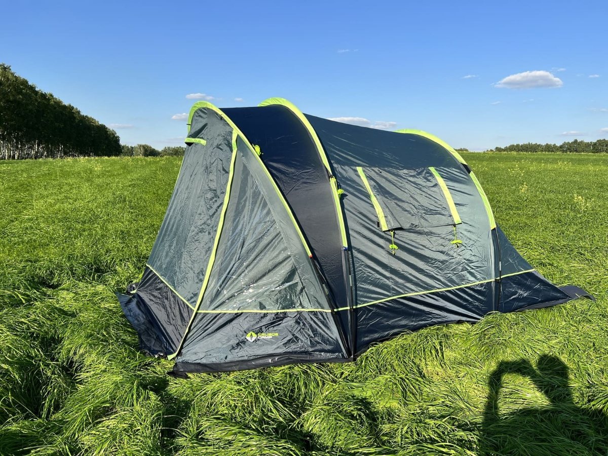 Палатка Crusoe Camp сохнет на солнечной поляне