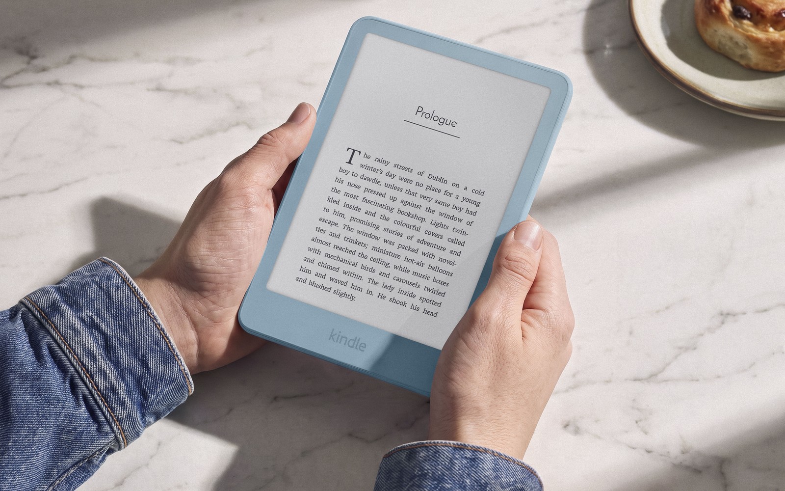 Amazon Kindle 2026 в цвете Alpine Sky в руках Amazon Kindle 2026 в цвете Alpine Sky в руках