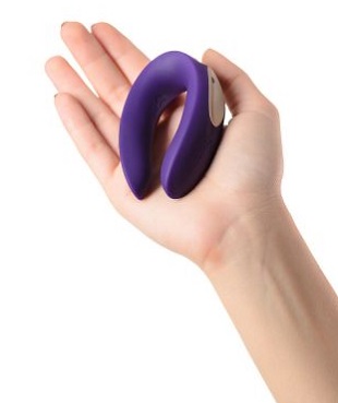 Satisfyer Partner Toy Plus Remote, в руке
