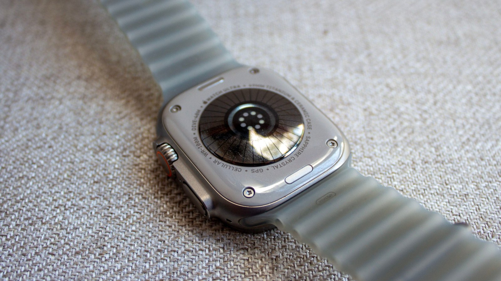 Новый блок датчиков Health Sensing System на обратной стороне Apple Watch Ultra 4 Новый блок датчиков Health Sensing System на обратной стороне Apple Watch Ultra 4